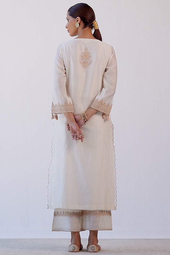 Ivory Embroidered Kurta Set by Devnaagri at Pernia's Pop Up Shop
