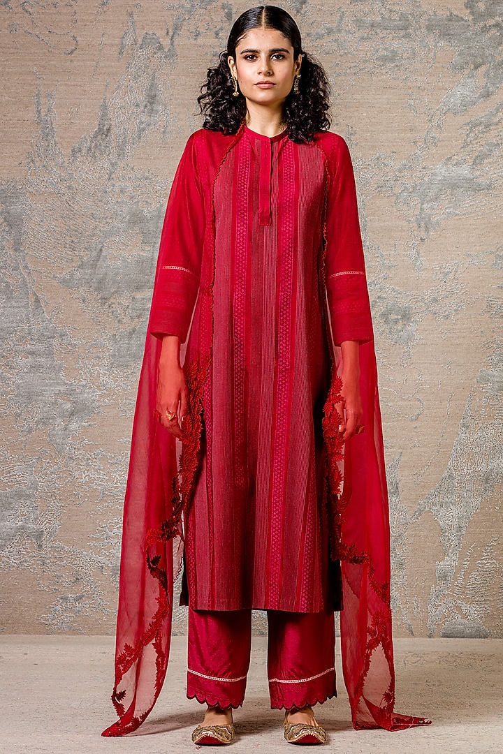 Maroon Kurta Set With Lace Detailing by Devnaagri