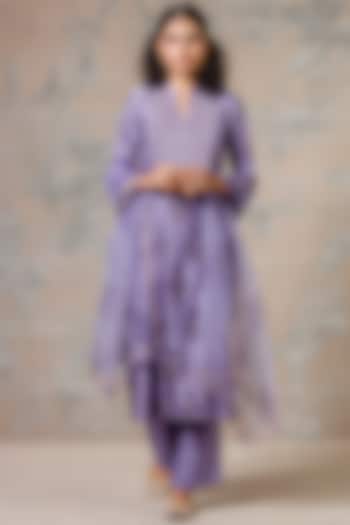 Lilac Kurta Set With Lace Detailing by Devnaagri
