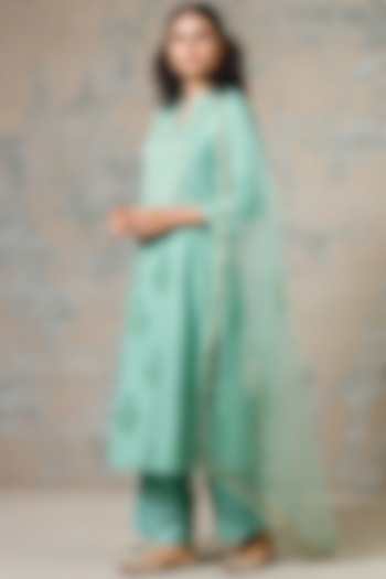 Green Kurta Set With Lace Detailing by Devnaagri