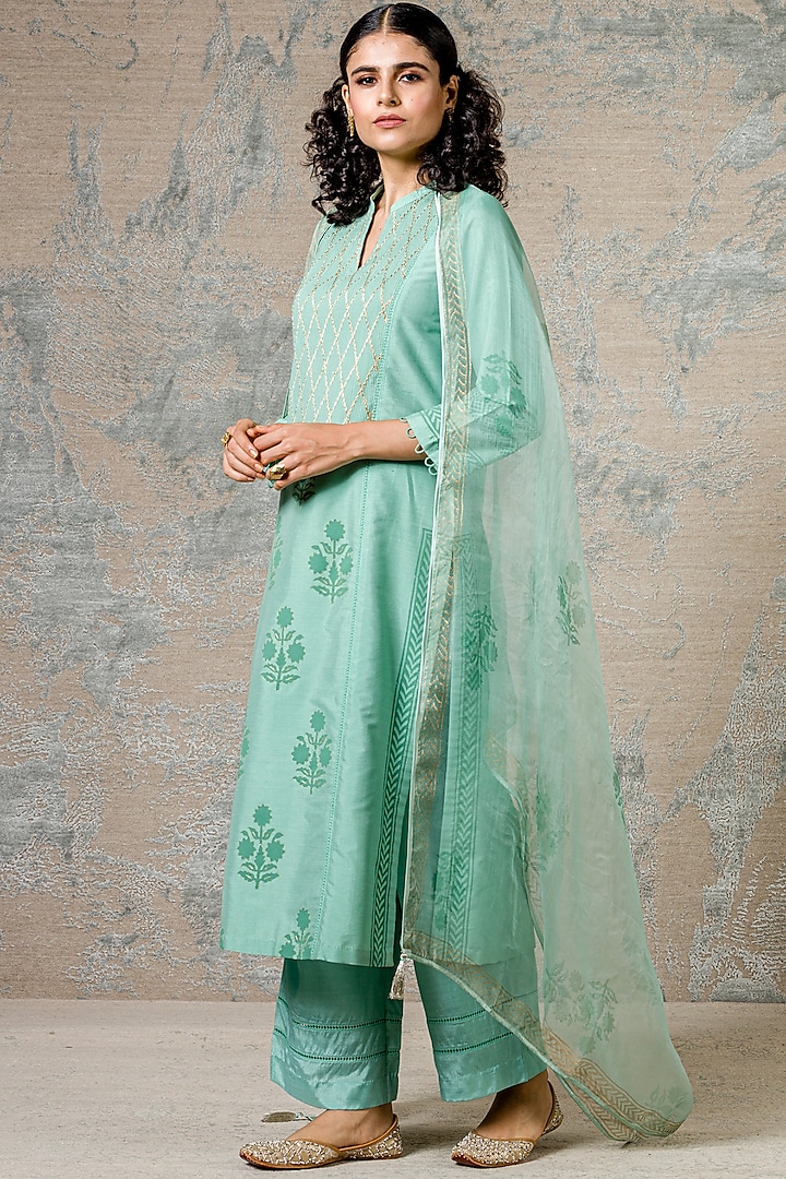Green Kurta Set With Lace Detailing by Devnaagri
