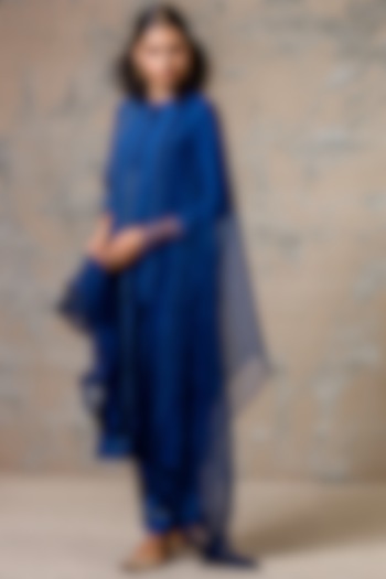 Blue Kurta Set With Lace Detailing by Devnaagri at Pernia's Pop Up Shop