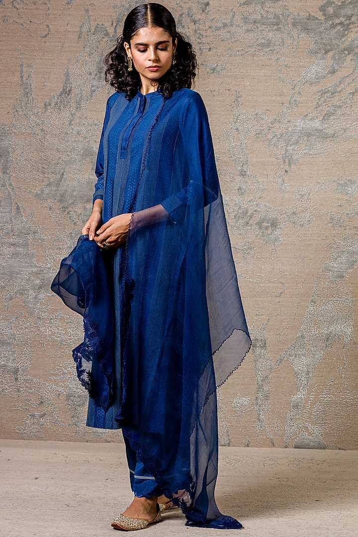 Blue Kurta Set With Lace Detailing by Devnaagri