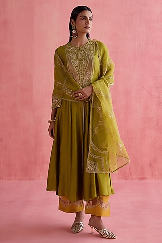 Green Silk Chanderi Dabka Embellished Kurta Set by devnaagri