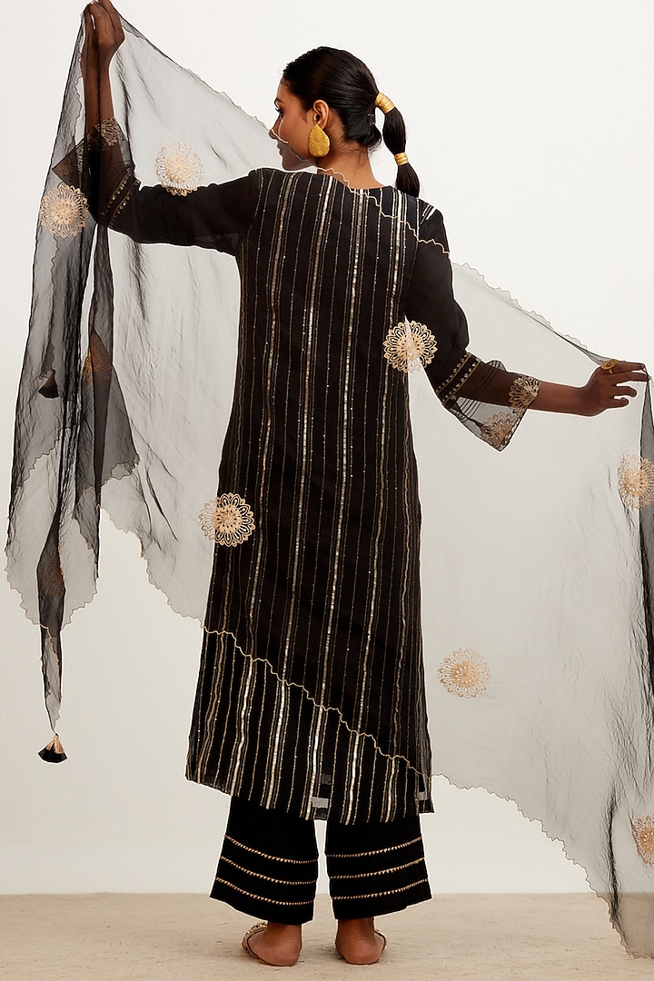 Black Zari Embellished Kurta Set by Devnaagri at Pernia's Pop Up Shop
