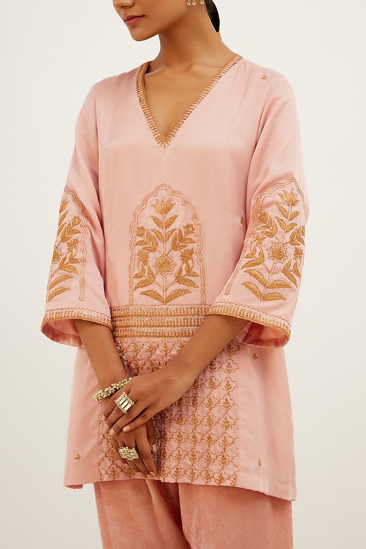 Blush Pink Embroidered Kurta Set by Devnaagri at Pernia's Pop Up Shop