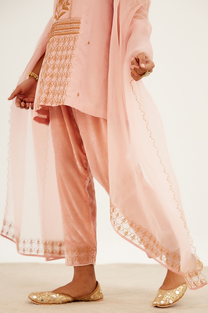 Blush Pink Embroidered Kurta Set by Devnaagri at Pernia's Pop Up Shop