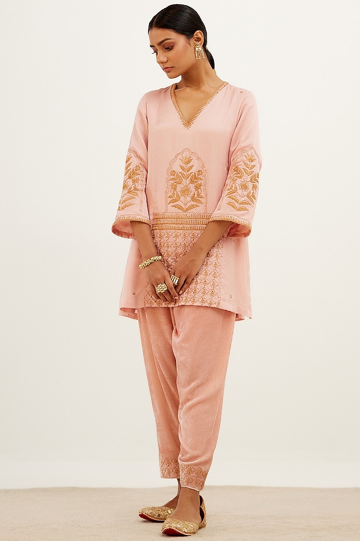 Blush Pink Embroidered Kurta Set by Devnaagri at Pernia's Pop Up Shop