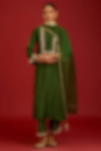 Green Chiniya Silk Mirror Embroidered Kurta Set by Devnaagri at Pernia's Pop Up Shop