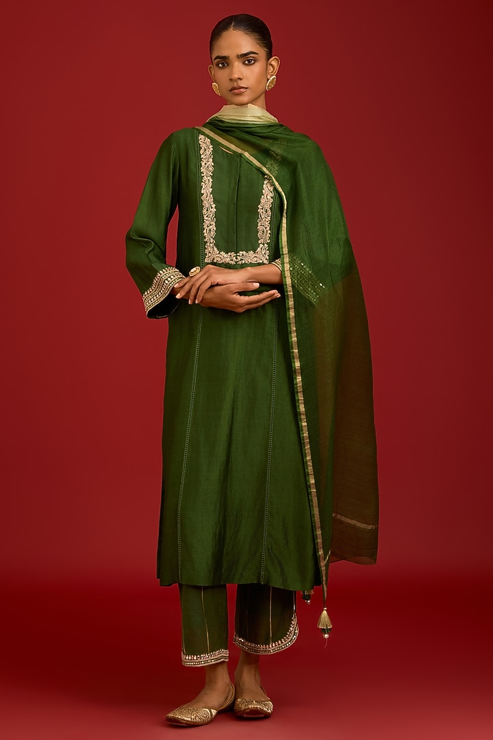 Green Chiniya Silk Mirror Embroidered Kurta Set by Devnaagri at Pernia's Pop Up Shop
