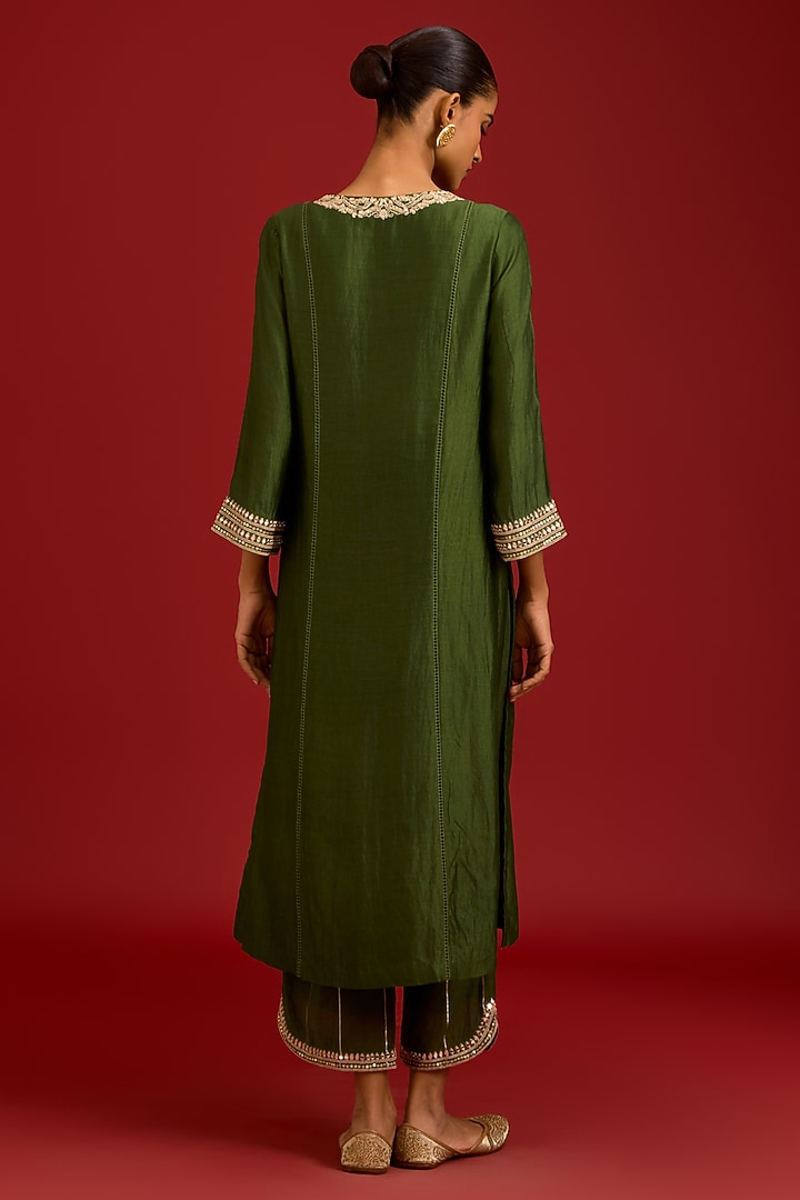 Green Chiniya Silk Mirror Embroidered Kurta Set by Devnaagri at Pernia's Pop Up Shop