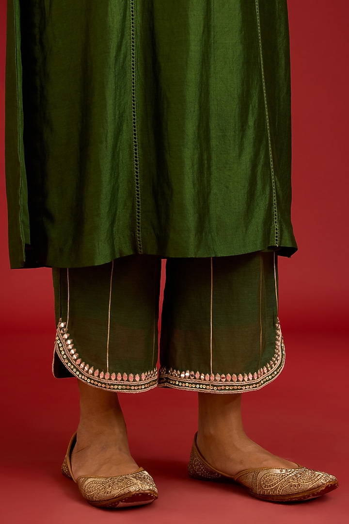 Green Chiniya Silk Mirror Embroidered Kurta Set by Devnaagri at Pernia's Pop Up Shop