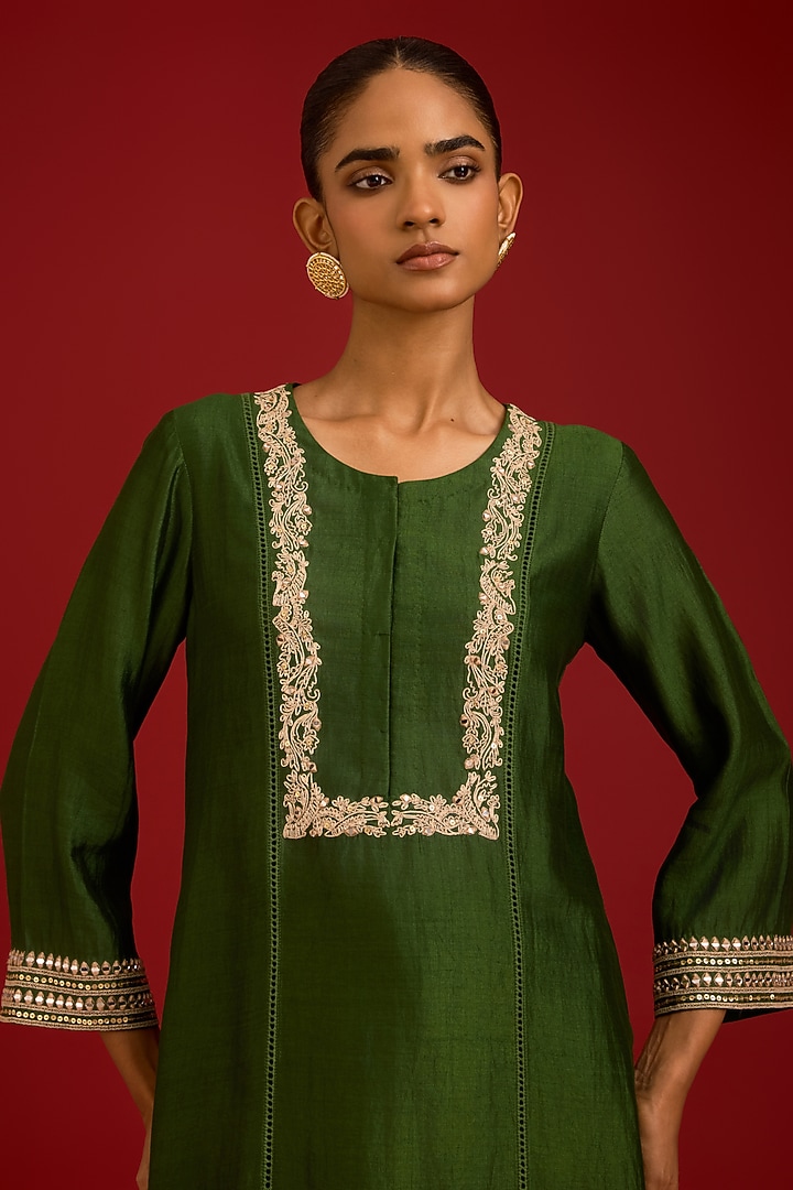 Green Chiniya Silk Mirror Embroidered Kurta Set by Devnaagri at Pernia's Pop Up Shop