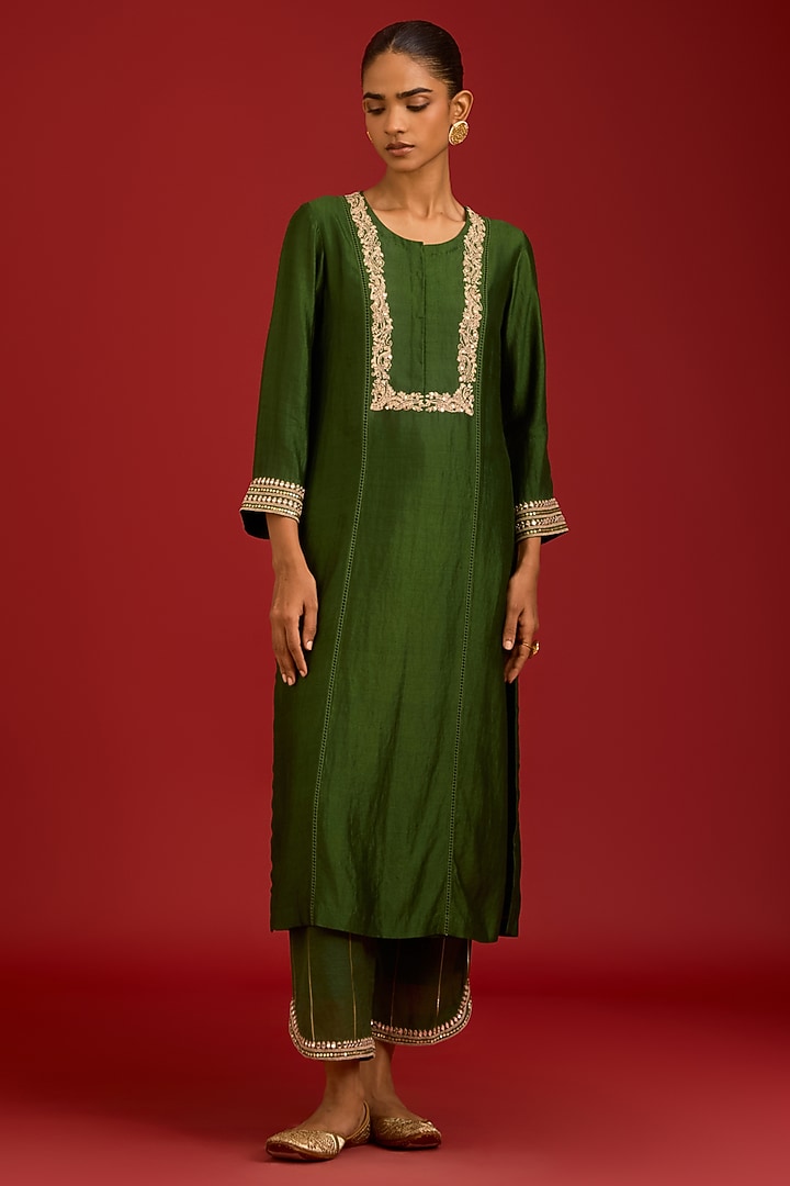 Green Chiniya Silk Mirror Embroidered Kurta Set by Devnaagri at Pernia's Pop Up Shop