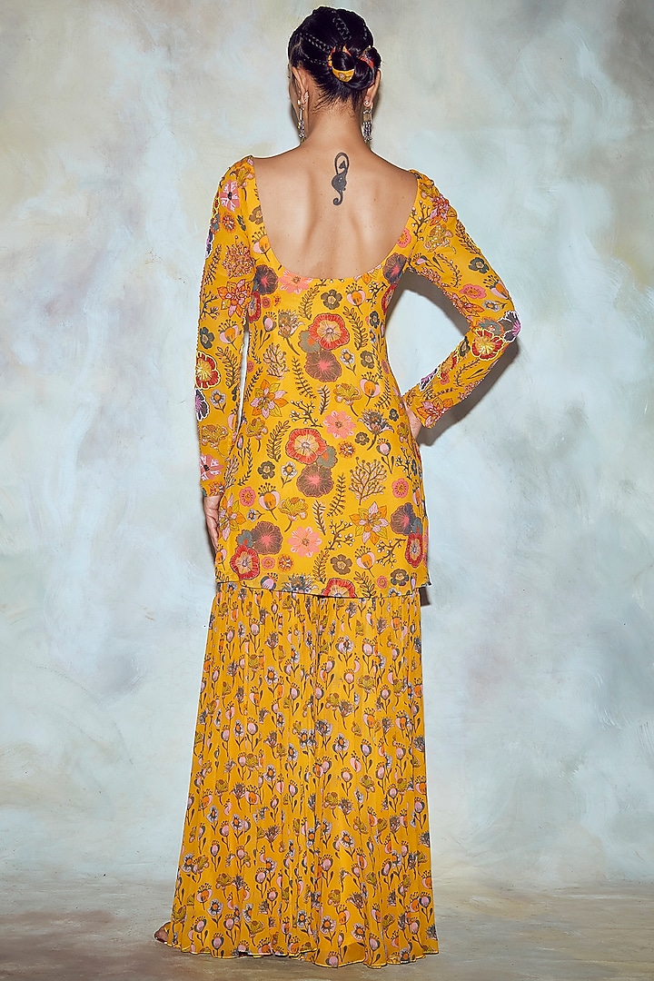 Yellow Printed Kurta Set With Bag by DiyaRajvvir at Pernia's Pop Up Shop