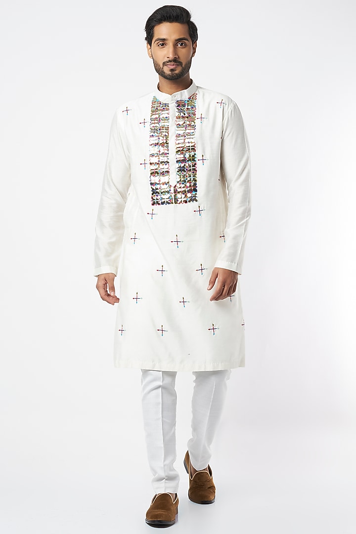 White Cotton Silk Acrylic Embroidered Kurta by DiyaRajvvir Men at Pernia's Pop Up Shop