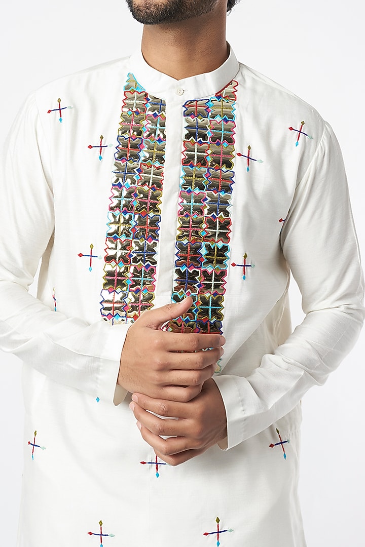 White Cotton Silk Acrylic Embroidered Kurta by DiyaRajvvir Men at Pernia's Pop Up Shop