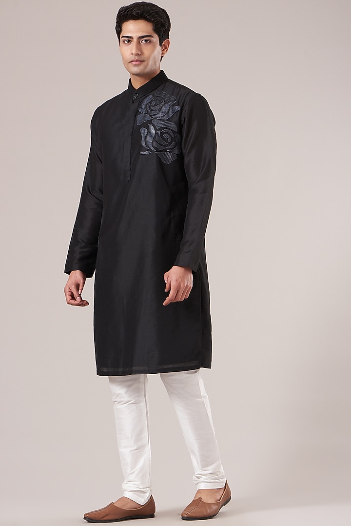 Black Embroidered Kurta by DiyaRajvvir Men at Pernia's Pop Up Shop