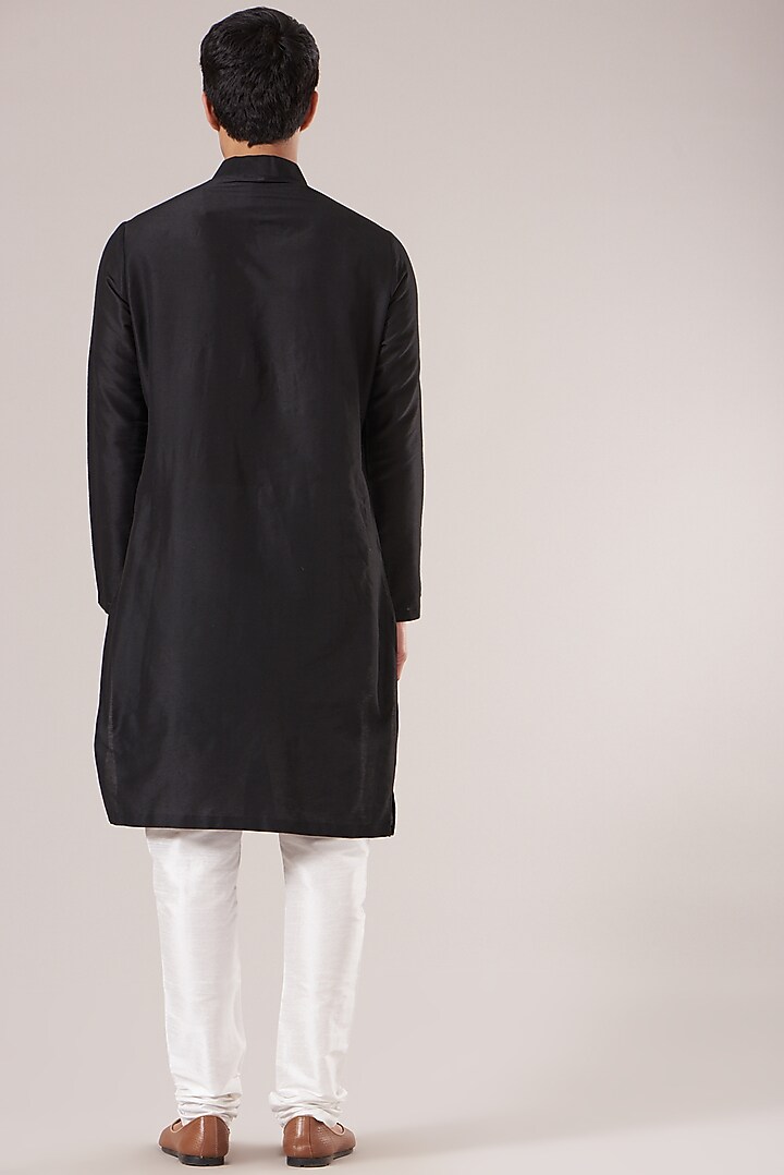 Black Embroidered Kurta by DiyaRajvvir Men at Pernia's Pop Up Shop