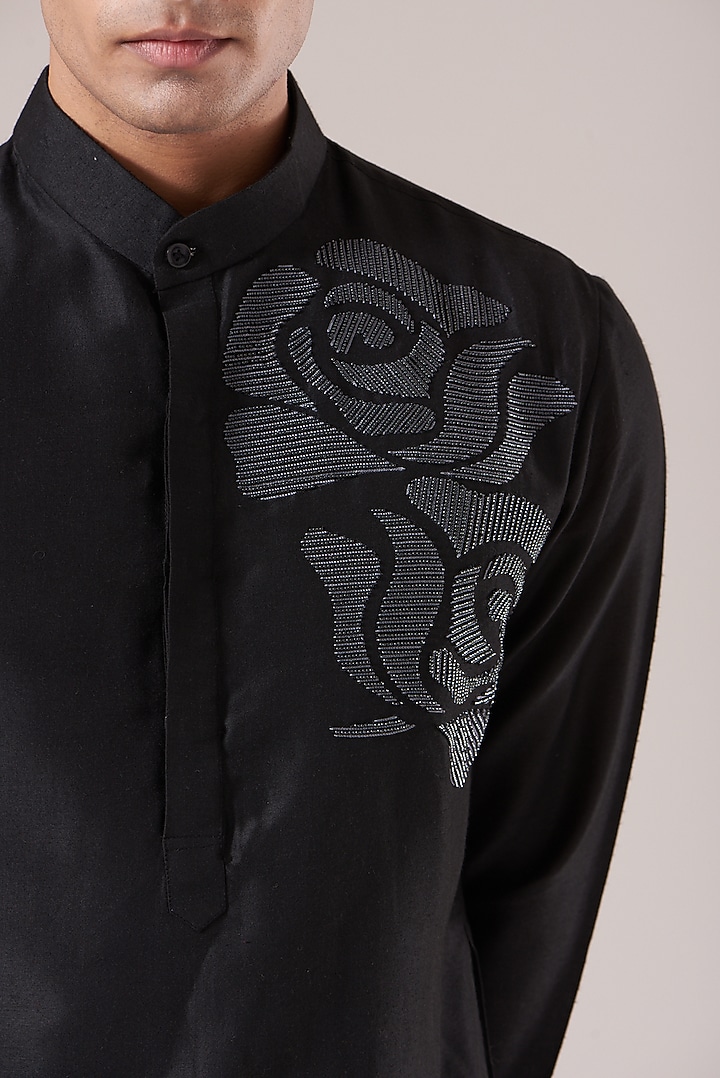 Black Embroidered Kurta by DiyaRajvvir Men at Pernia's Pop Up Shop