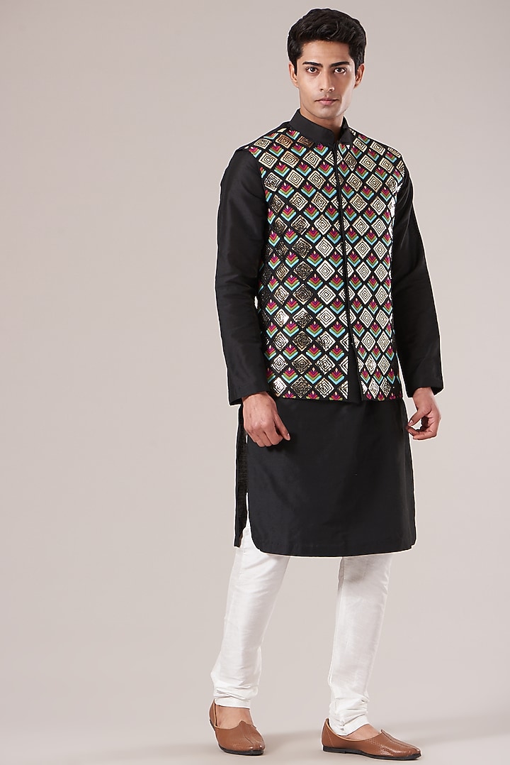Black Cotton Silk Thread Embroidered Bundi Jacket by DiyaRajvvir Men at Pernia's Pop Up Shop