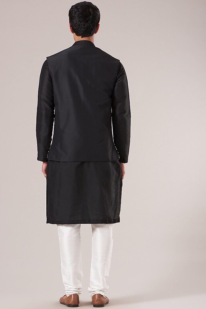 Black Cotton Silk Thread Embroidered Bundi Jacket by DiyaRajvvir Men at Pernia's Pop Up Shop