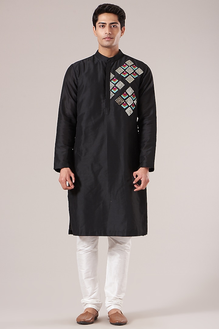 Black Cotton Silk Thread Embroidered Bundi Jacket by DiyaRajvvir Men at Pernia's Pop Up Shop