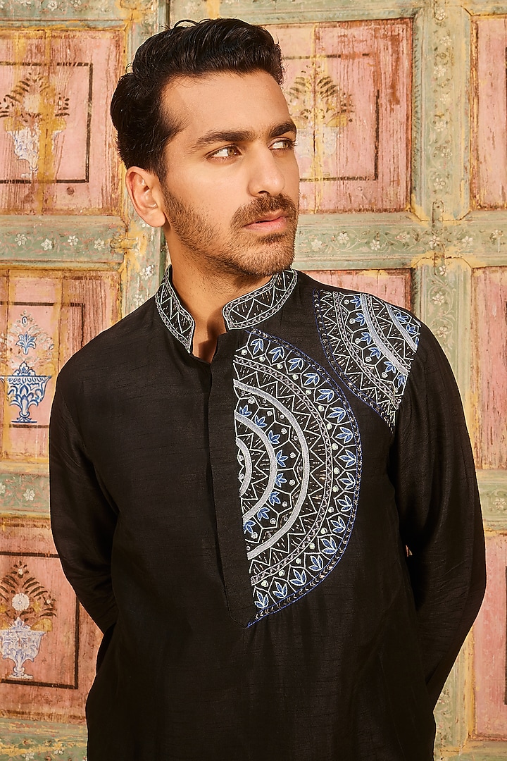 Black Dola Silk Thread & Cutdana Embroidered Kurta by DiyaRajvvir Men at Pernia's Pop Up Shop