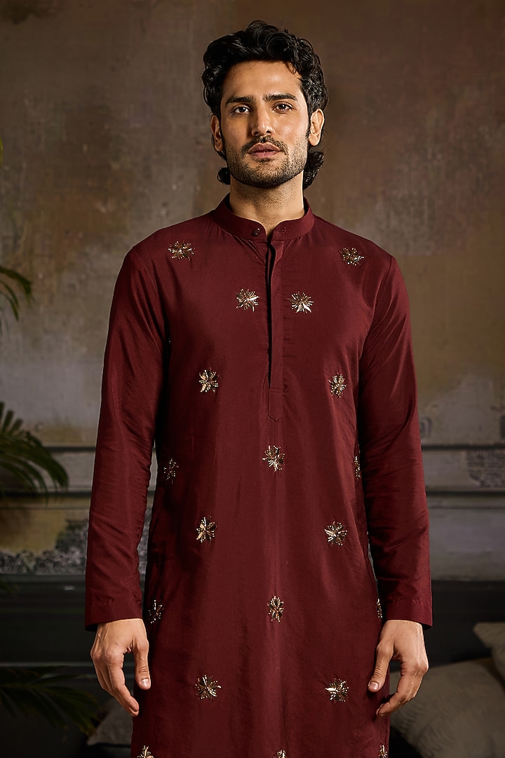Maroon Cotton Silk Floral Boota Embroidered Kurta Set by DiyaRajvvir Men at Pernia's Pop Up Shop