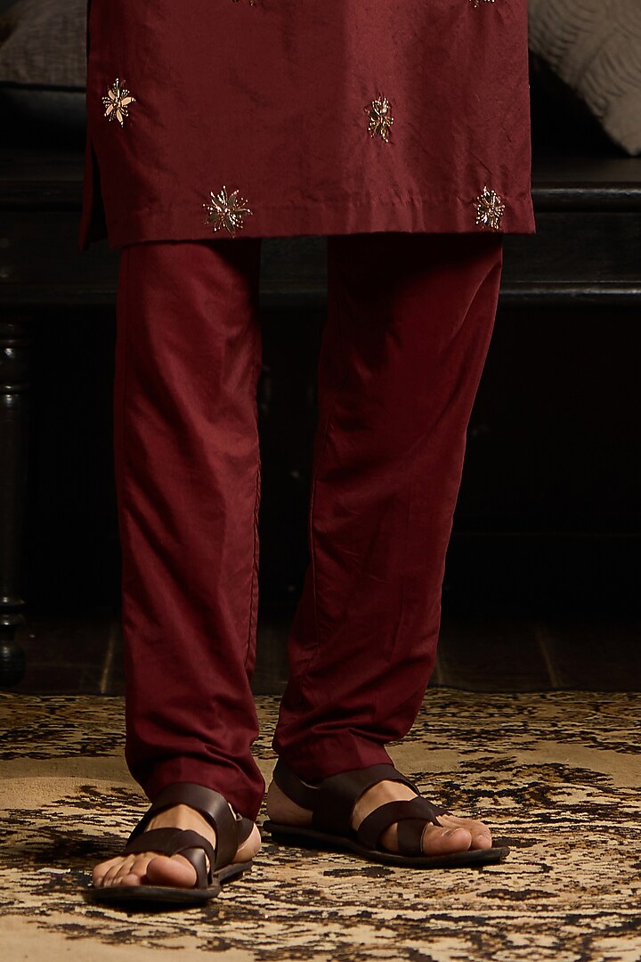 Maroon Cotton Silk Floral Boota Embroidered Kurta Set by DiyaRajvvir Men at Pernia's Pop Up Shop