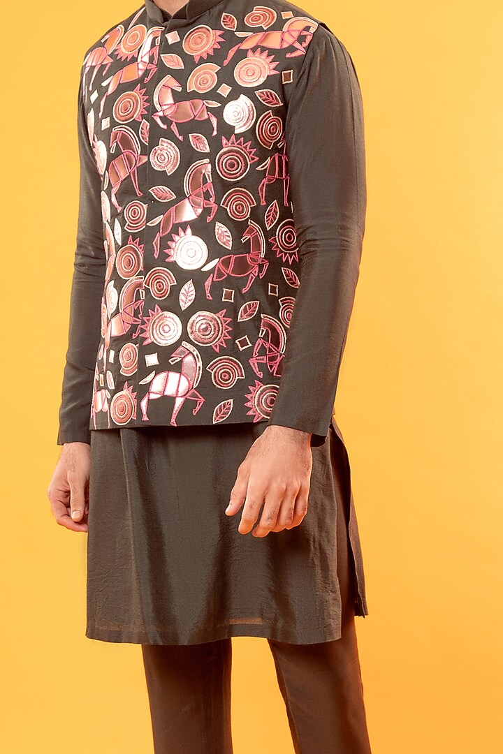 Olive Green Cotton Silk Thread Embroidered Bundi Jacket Set by DiyaRajvvir Men at Pernia's Pop Up Shop