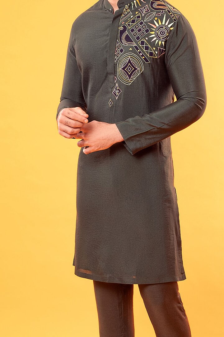 Olive Green Cotton Silk Applique Embroidered Kurta by DiyaRajvvir Men at Pernia's Pop Up Shop