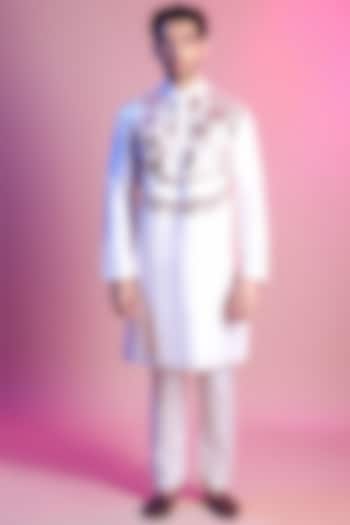 White Geometric Embroidered Kurta by DiyaRajvvir Men at Pernia's Pop Up Shop