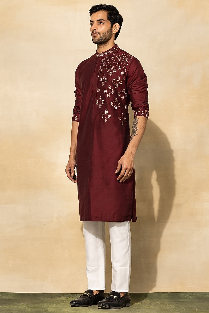 Maroon Cotton & Cotton Silk Thread Embroidered Kurta Set by DiyaRajvvir Men at Pernia's Pop Up Shop
