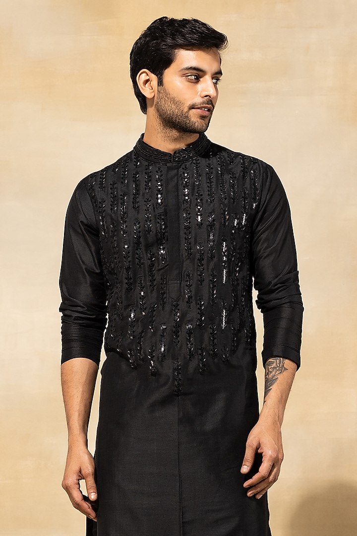 Black Cotton Embroidered Kurta Set by DiyaRajvvir Men at Pernia's Pop Up Shop