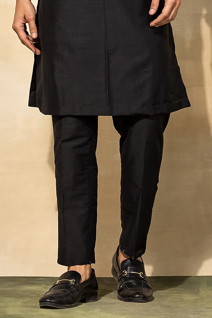 Black Cotton Embroidered Kurta Set by DiyaRajvvir Men at Pernia's Pop Up Shop