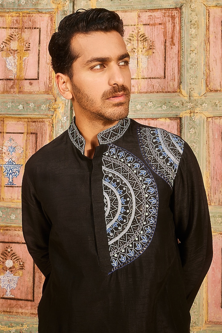 Black Dola Silk Thread & Cutdana Embroidered Kurta Set by DiyaRajvvir Men at Pernia's Pop Up Shop