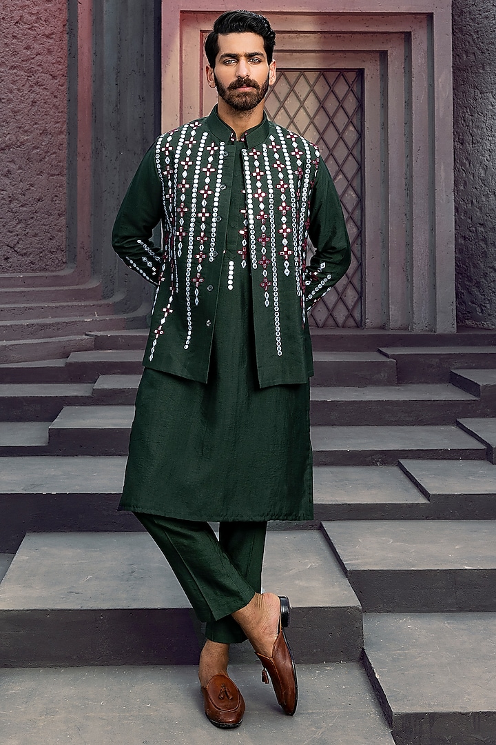 Green Cotton Silk Thread Embroidered Bundi Jacket Set by DiyaRajvvir Men at Pernia's Pop Up Shop