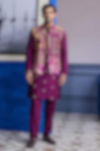 Plum Dola Silk Printed Bundi Jacket Set by DiyaRajvvir Men at Pernia's Pop Up Shop