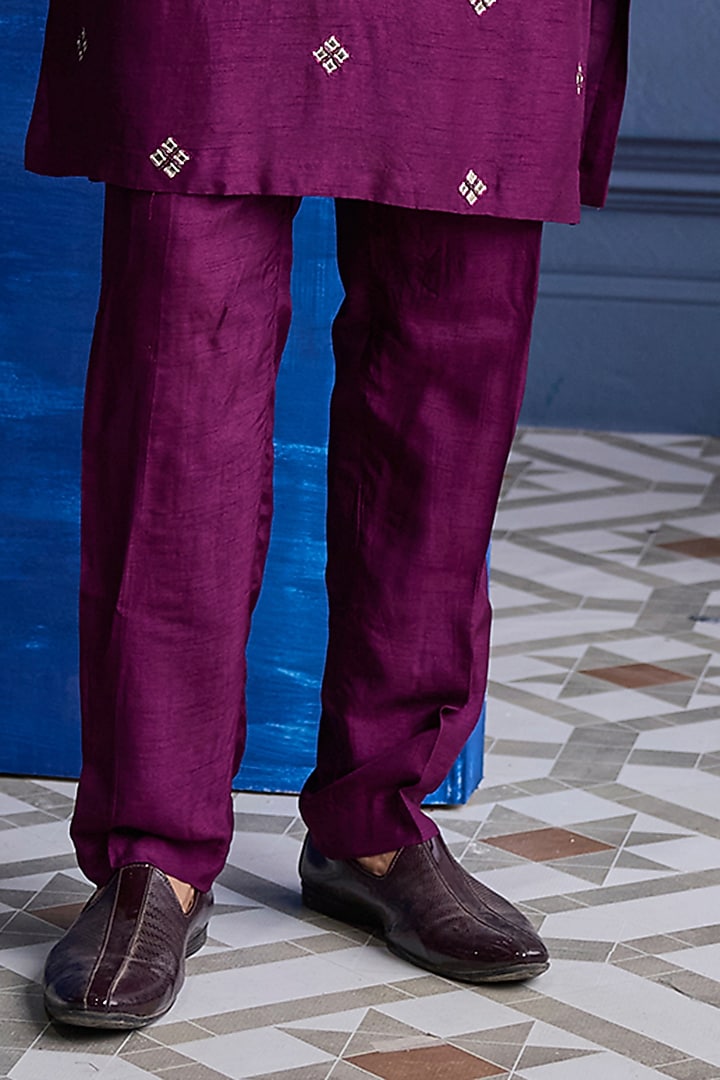 Plum Dola Silk Printed Bundi Jacket Set by DiyaRajvvir Men at Pernia's Pop Up Shop