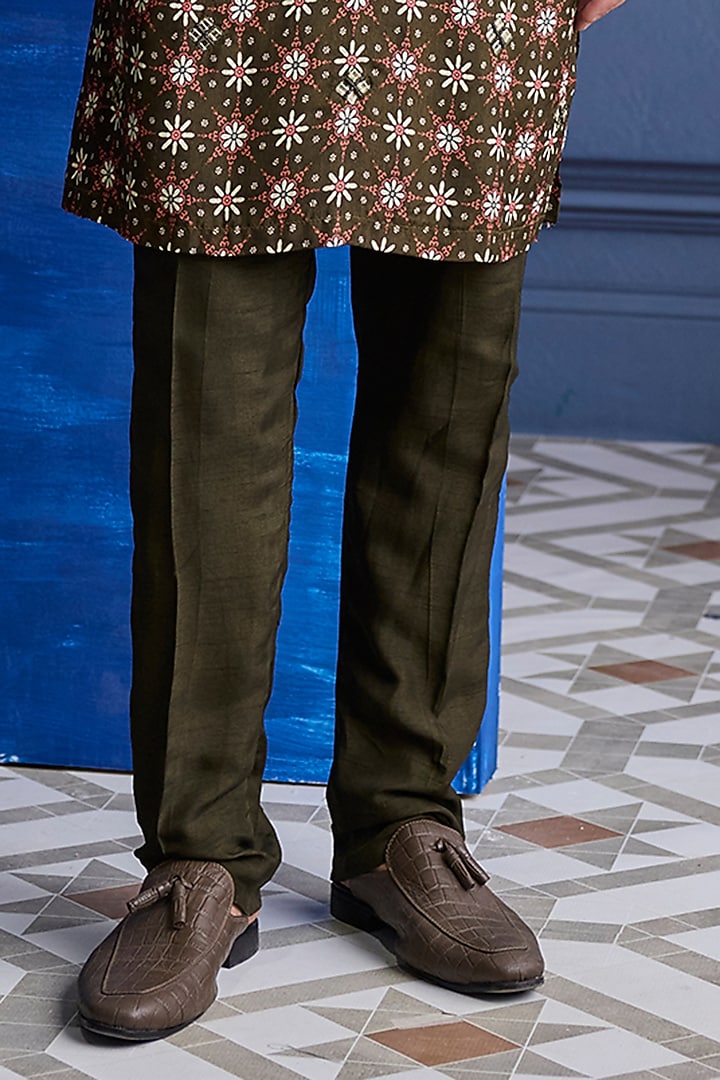 Olive Dola Silk Printed Bundi Jacket Set by DiyaRajvvir Men at Pernia's Pop Up Shop