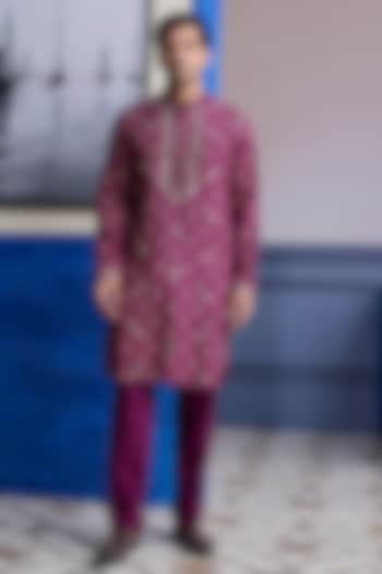 Plum Dola Silk Boota Printed Kurta by DiyaRajvvir Men at Pernia's Pop Up Shop