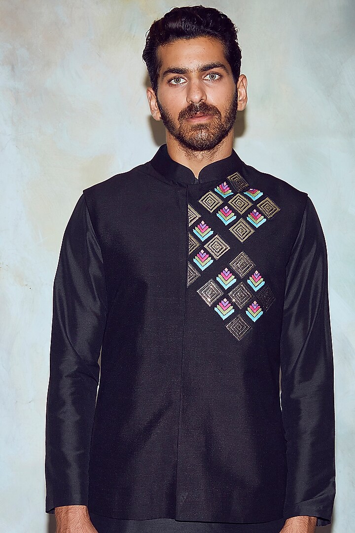 Black Cotton Silk Thread Embroidered Bundi Jacket Set by DiyaRajvvir Men at Pernia's Pop Up Shop