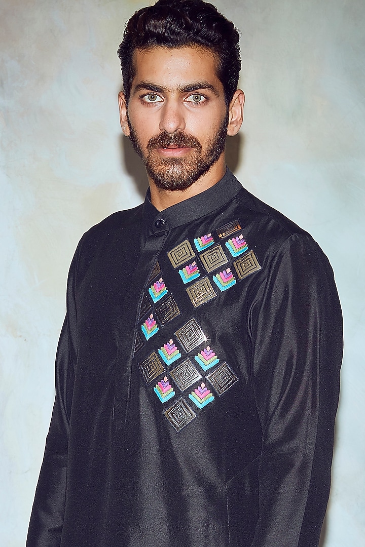 Black Cotton Silk Thread Embroidered Kurta by DiyaRajvvir Men at Pernia's Pop Up Shop