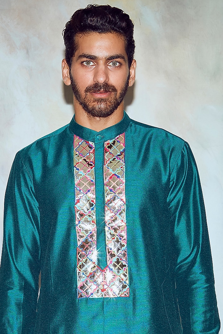 Dark Green Cotton Silk Thread Embroidered Kurta by DiyaRajvvir Men at Pernia's Pop Up Shop