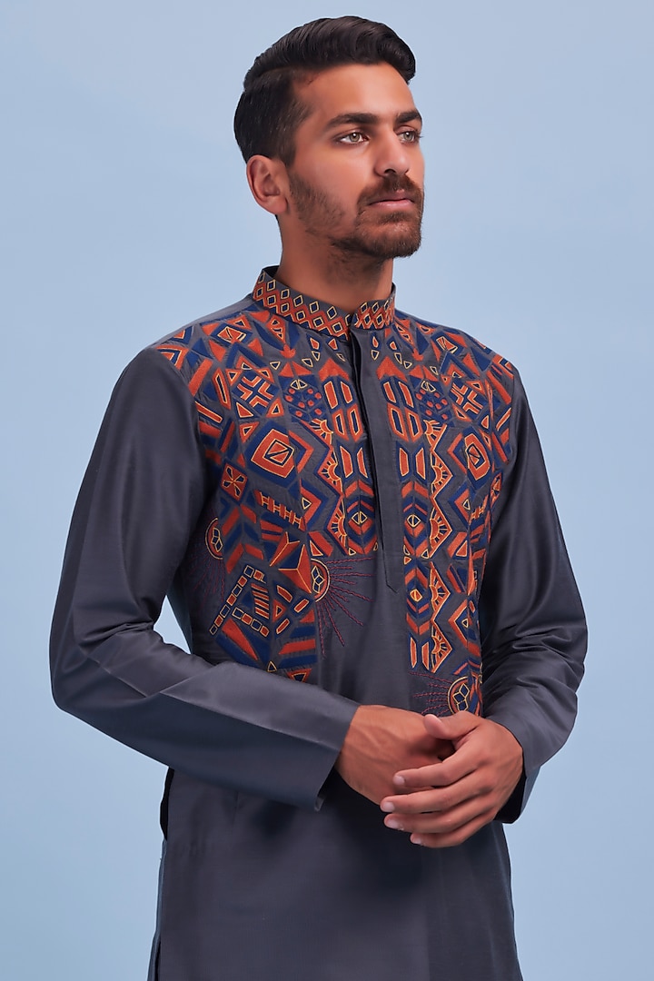 Grey Cotton Silk Thread Embroidered Kurta Set by DiyaRajvvir Men at Pernia's Pop Up Shop