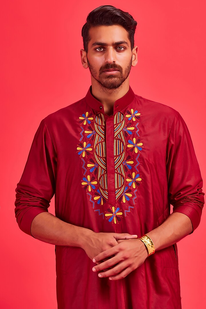 Maroon Cotton Silk Thread Embroidered Kurta Set by DiyaRajvvir Men at Pernia's Pop Up Shop
