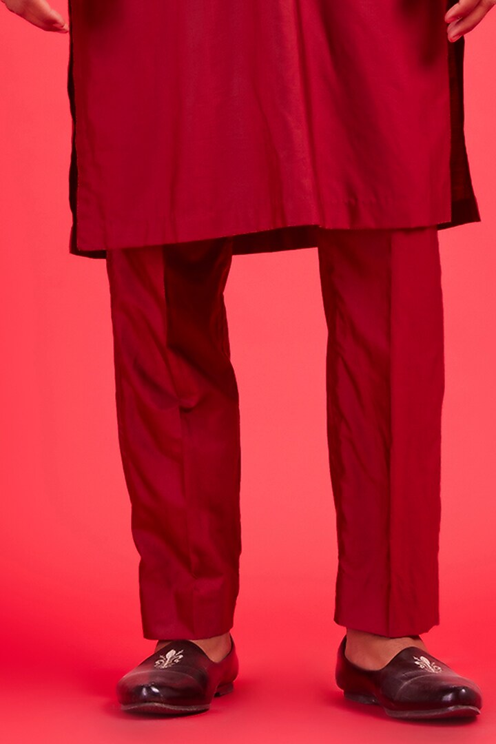 Maroon Cotton Silk Thread Embroidered Kurta Set by DiyaRajvvir Men at Pernia's Pop Up Shop