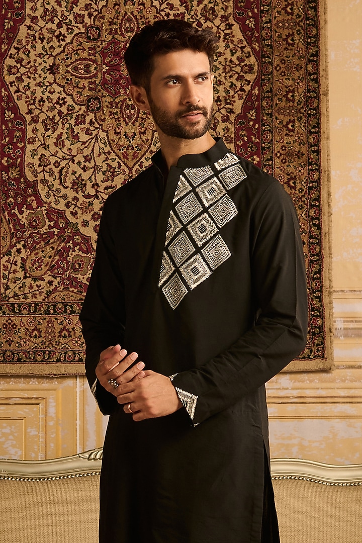 Black & White Cotton Silk Thread Embroidered Kurta Set by DiyaRajvvir Men at Pernia's Pop Up Shop
