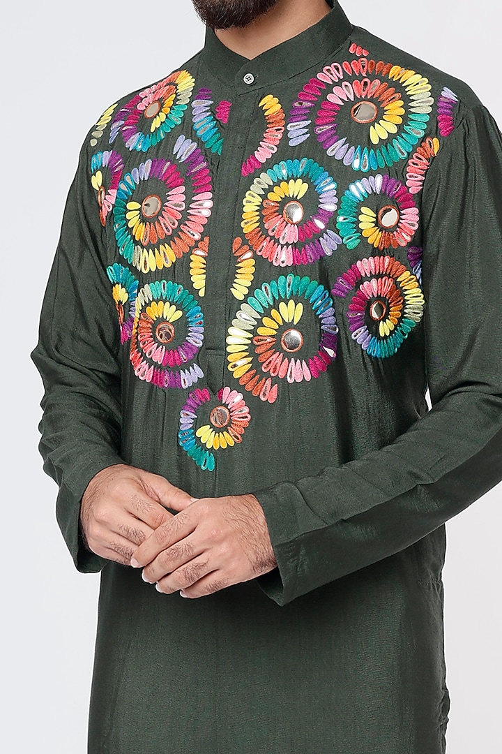 Olive Green Cotton Silk Thread Embroidered Kurta Set by DiyaRajvvir Men at Pernia's Pop Up Shop